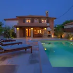 House Ursa With Heated Pool Hétvégi ház *