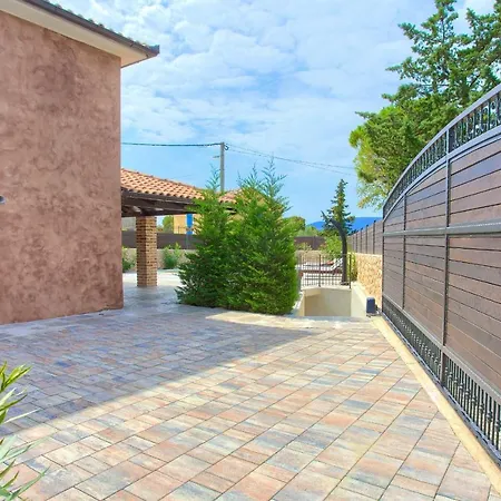 House Ursa With Heated Pool Landsted *