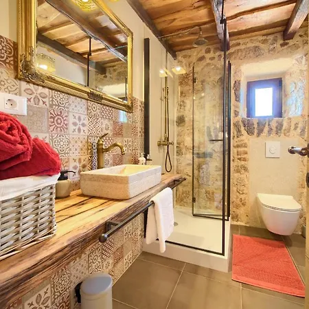 בית כפרי House Ursa With Heated Pool