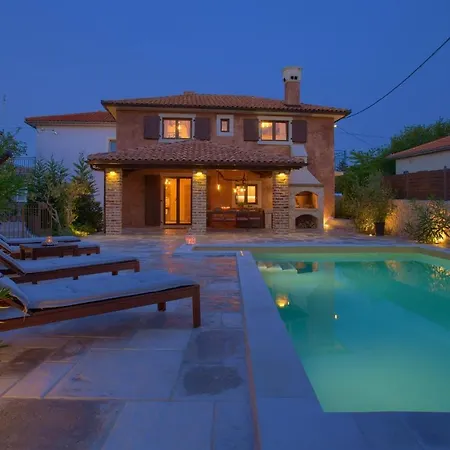 House Ursa With Heated Pool Landsted *