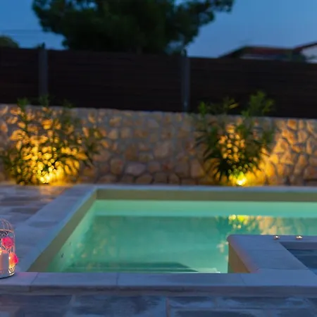 בית כפרי House Ursa With Heated Pool Pinezići