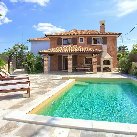 House Ursa With Heated Pool בית כפרי Pinezići