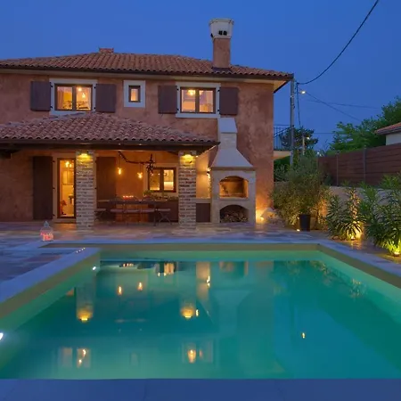 House Ursa With Heated Pool *