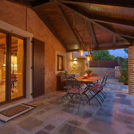 בית כפרי House Ursa With Heated Pool Pinezići