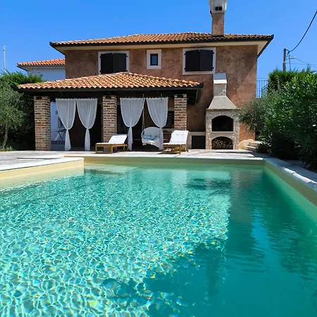 House Ursa منزل ريفي *