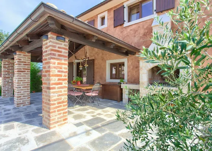 House Ursa * Pinezići