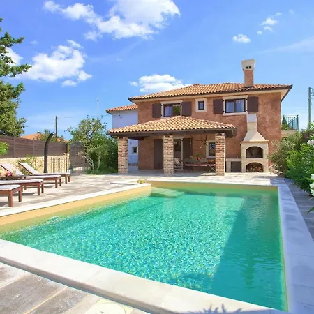 House Ursa With Heated Pool *